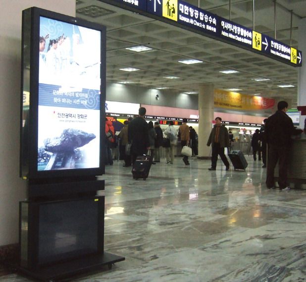 Рекламный стенд на аэровокзале