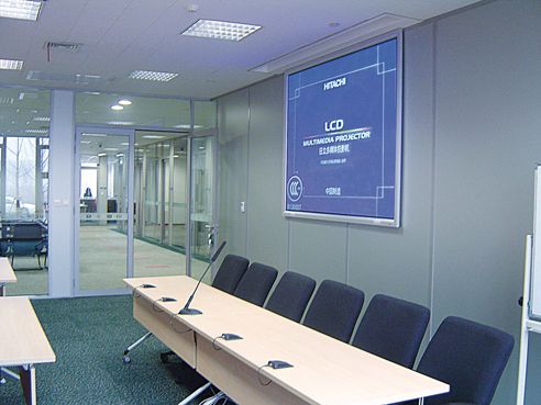 dnp оптический проекционный экран в конференц-зале 