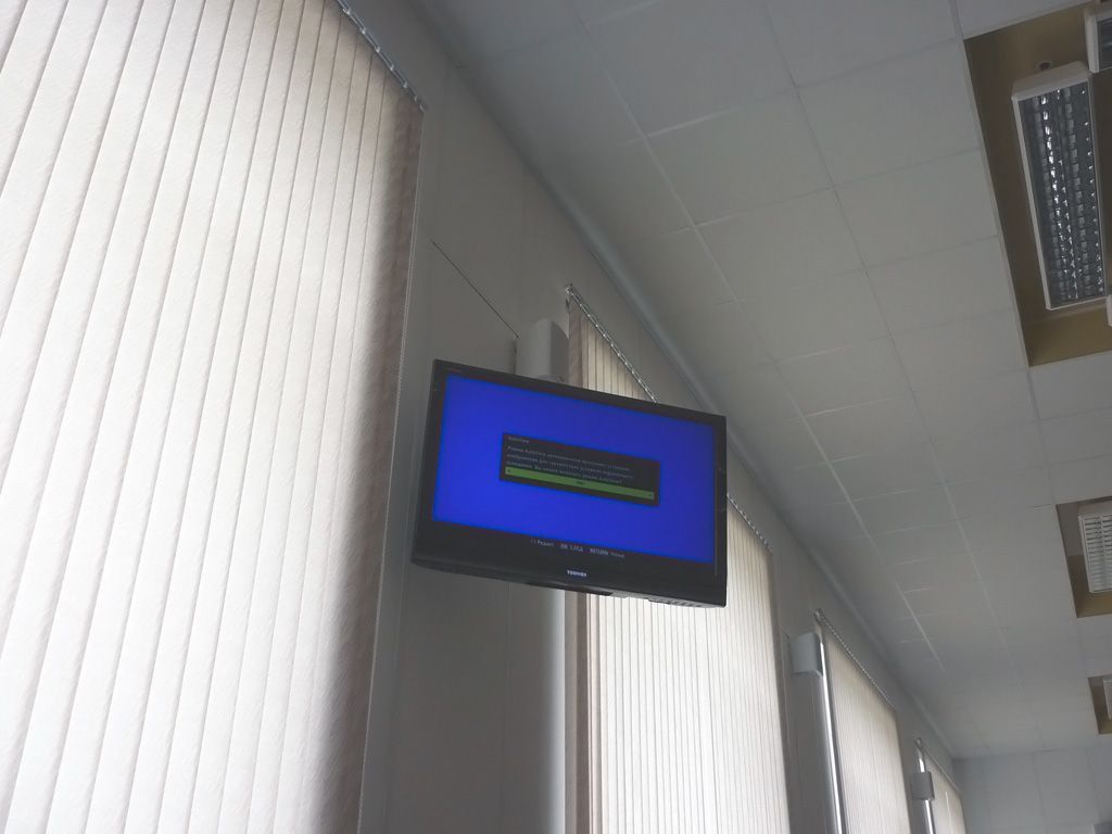 Дисплей дублирующий изображение в конференц-зале